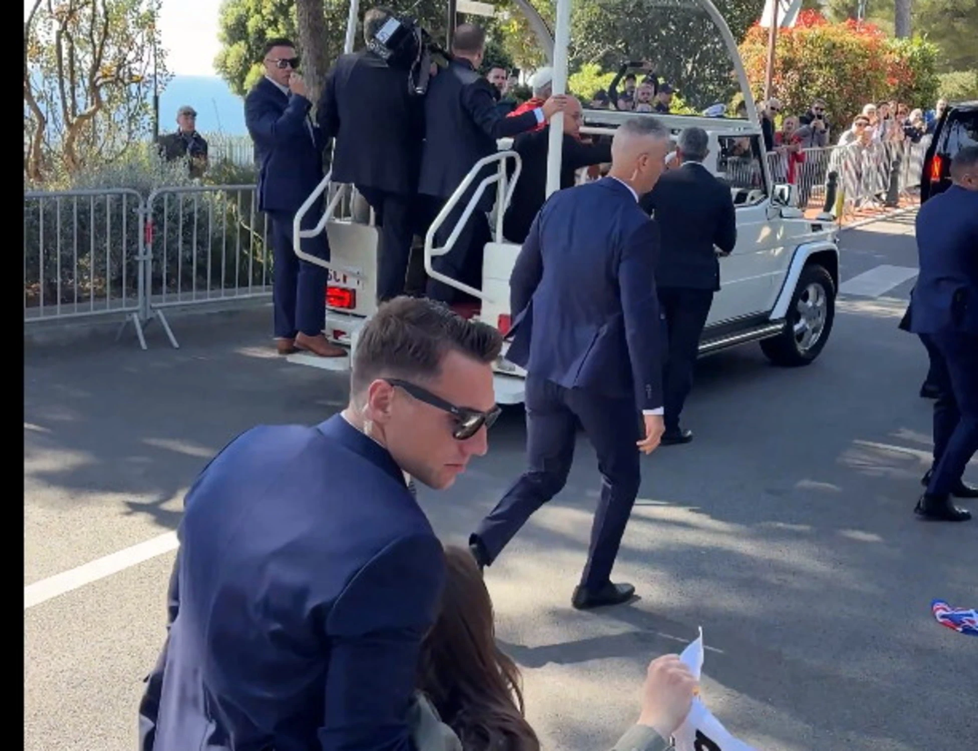 Leone XIV, due attiviste bloccano l'auto a Monaco: che fine fanno