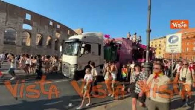 Il carro di Muccassassina con Priscilla e le drag queen sfila davanti al Colosseo al Pride di Roma