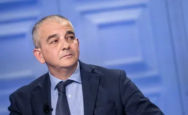 Pd, chi dice no alla "Linea Scarpinato": delirio contro Fazzolari, esplode la sinistra