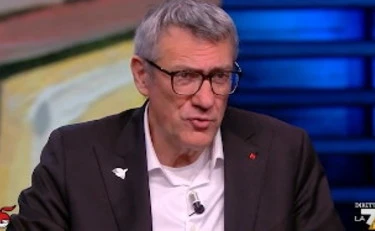 FdI irride il "cortigiano" Maurizio Landini: "Hai dato un'occhiata ai prossimi ponti?"