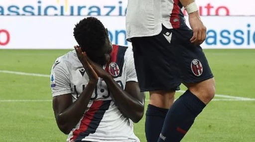 Musa Barrow, il calciatore del Bologna festeggia il gol e ignora il politicamente corretto