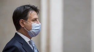 Giuseppe Conte, gaffe dopo la vittoria di Joe Biden: "Complimenti al popolo". Ira del Pd per il messaggio "sbagliato"