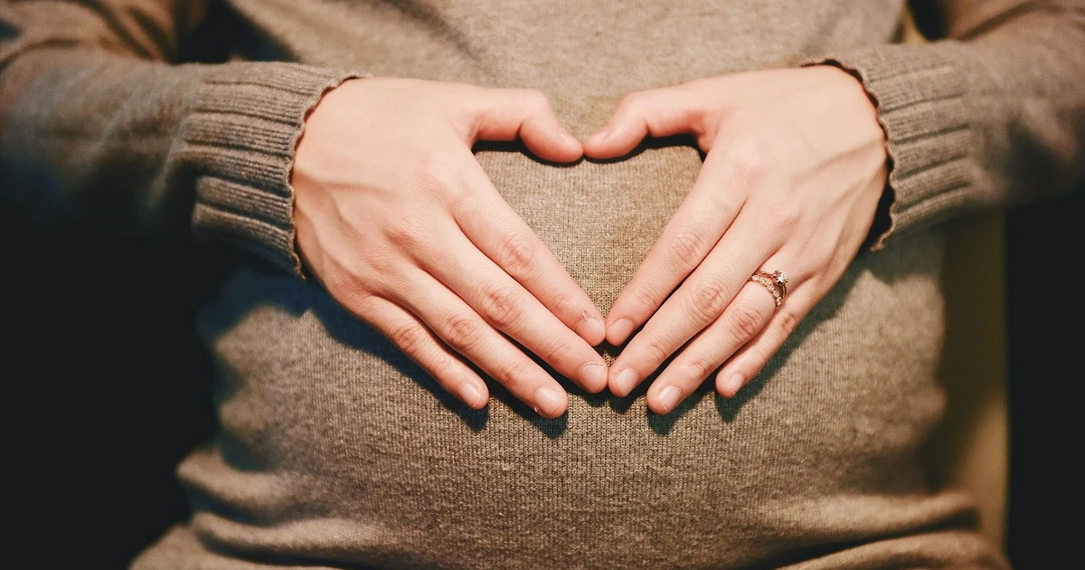Follia femminista: vogliono tutelare le donne e le riducono a "persone con utero"