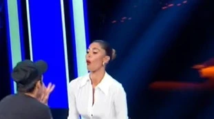 Tu si que vales, Belen Rodriguez da censura: il tizio la sfida? Lei sale sul palco e gli twerka in faccia con tacco 12: da morire