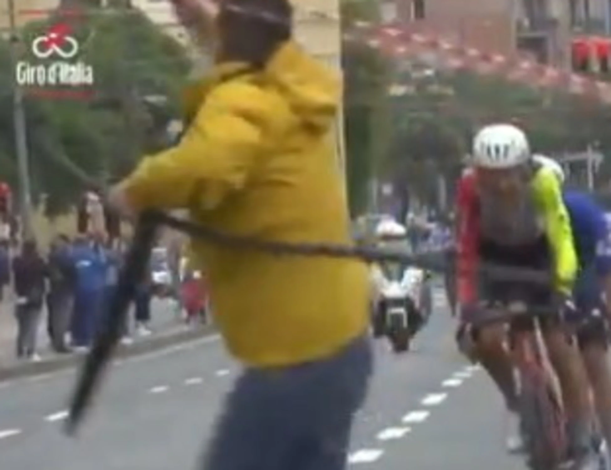 Giro d'Italia, agguato pro Pal ai ciclisti: tragedia sfiorata