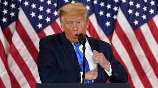 Donald Trump accusa Joe Biden di mischiare le schede: "Brogli, frodi e corruzione, abbiamo le prove"
