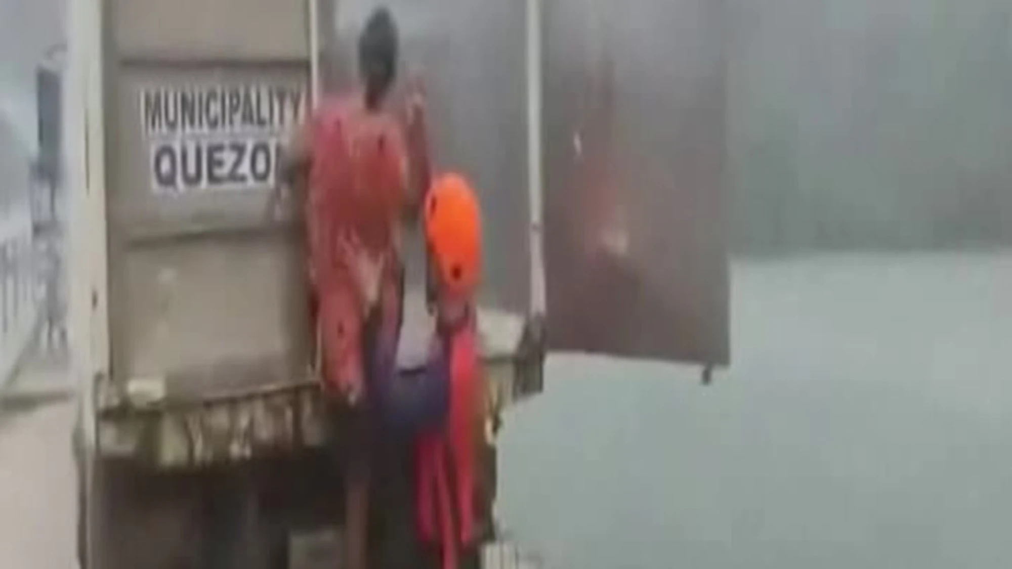 Filippine, le evacuazioni per il tifone Fung-wong: attesi venti fino a 230 km/orari