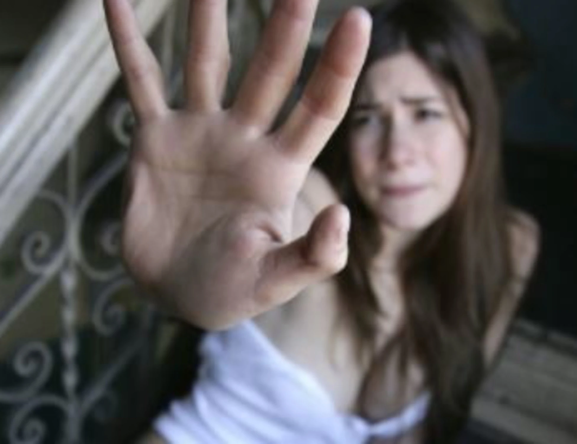 Savona, clandestino marocchino droga e stupra una ragazza