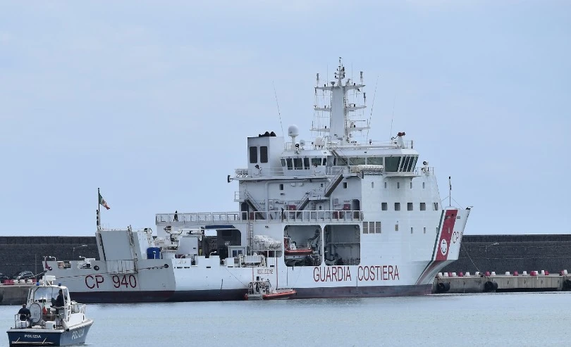 810x493
