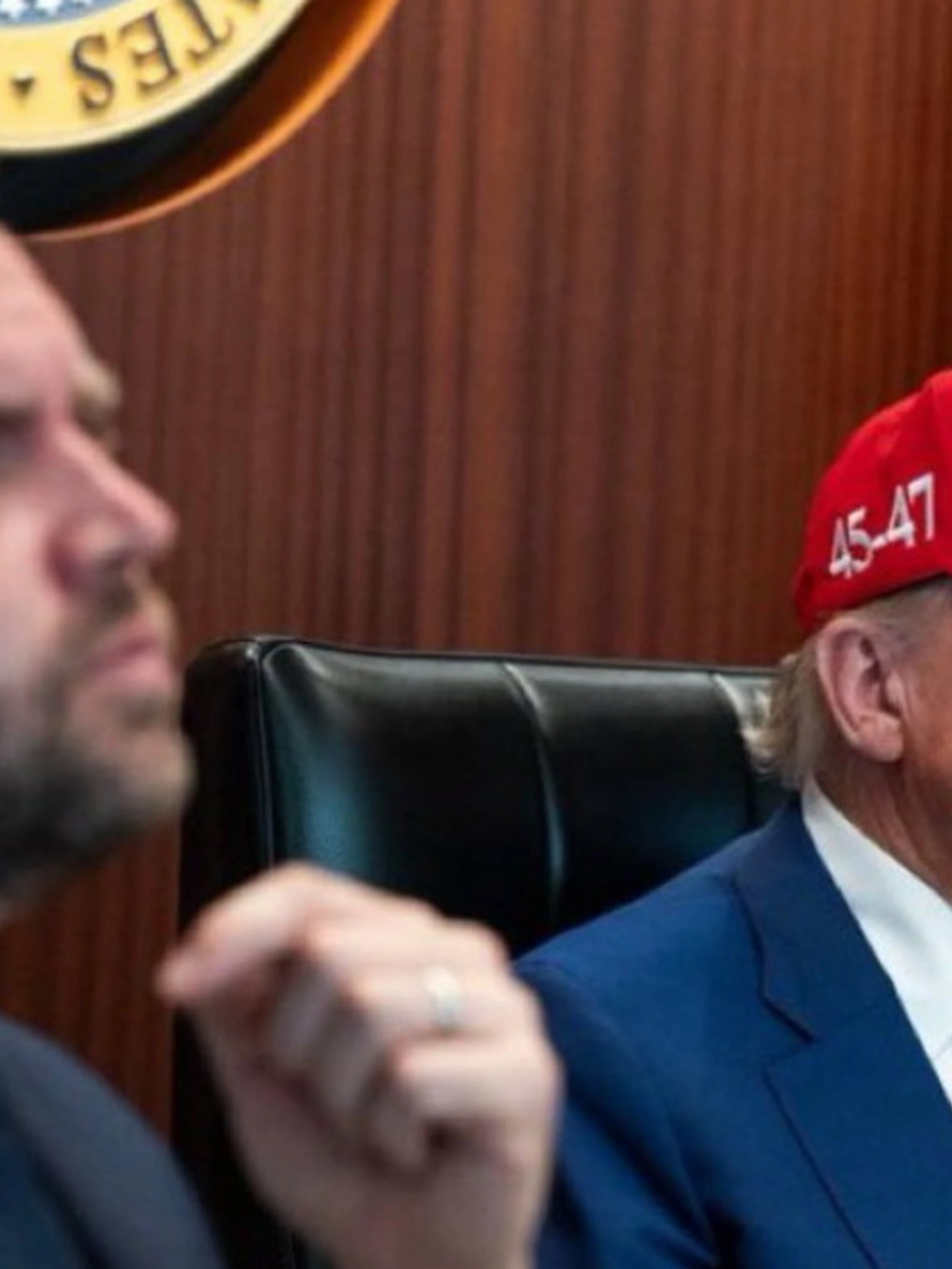 Usa, attacco all'Iran: le foto nella Situation Room, occhio a Trump