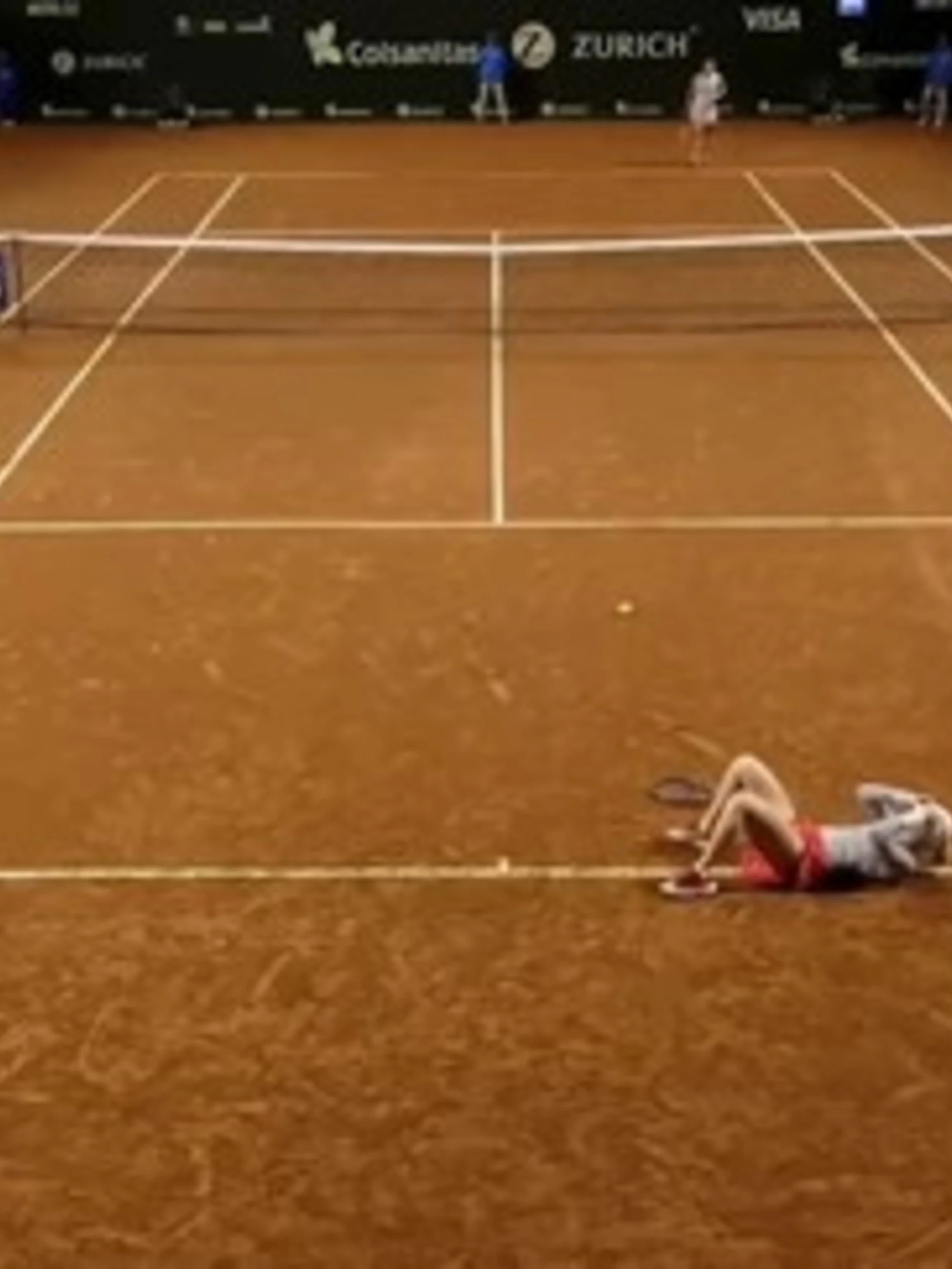 Francesca Jones collassa in campo: tennis sotto-choc