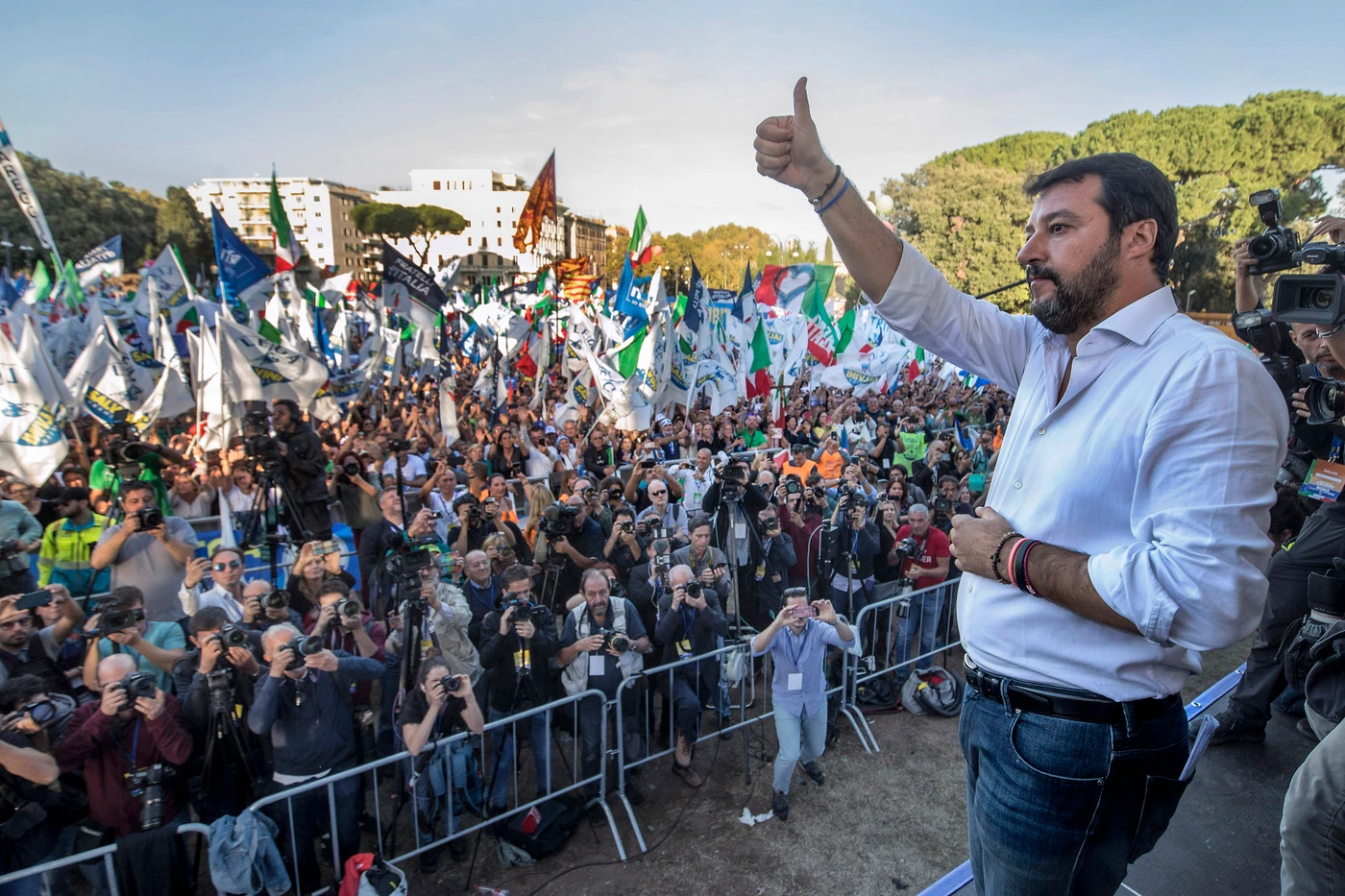 Matteo Salvini, l'ordine ai leghisti: "Porte aperte ai grillini", venti transfughi per la crisi di governo