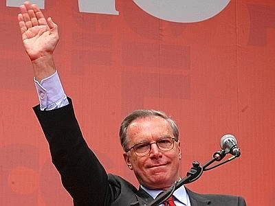 Pd, Epifani avverte: "Pronti a reagire alle minacce di Berlusconi"