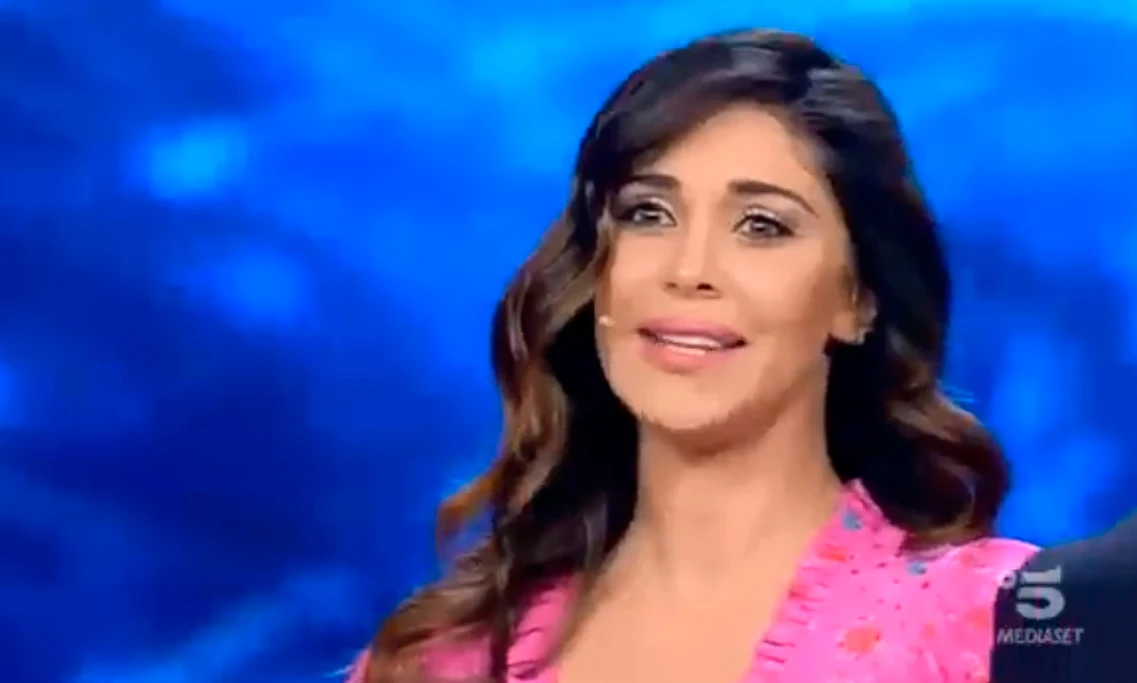 Tu si que vales, Belen Rodriguez si presenta in studio così: inizio di trasmissione da restarci secchi