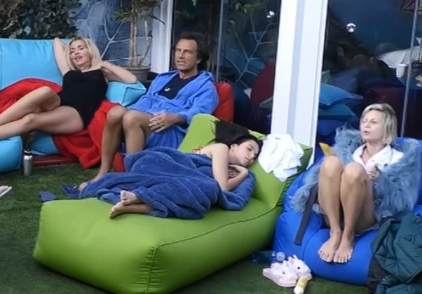 Grande Fratello Vip, tra Valeria Marini e Antonella Elia finisce subito in disgrazia: insulti in giardino