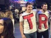 Donald Trump, il disastro dei suoi fan: il ridicolo scivolone al comizio / Foto