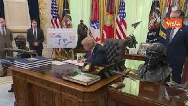 Trump firma ordine esecutivo per cambiare nome al Lago Ontario: Si chiamerà Lago America
