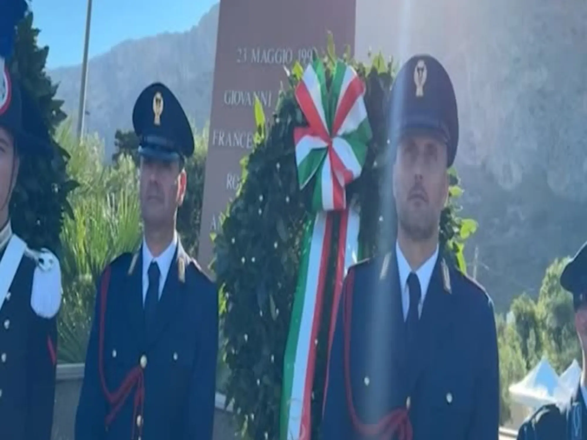 Strage Capaci: la deposizione della corona d'alloro presso la Stele