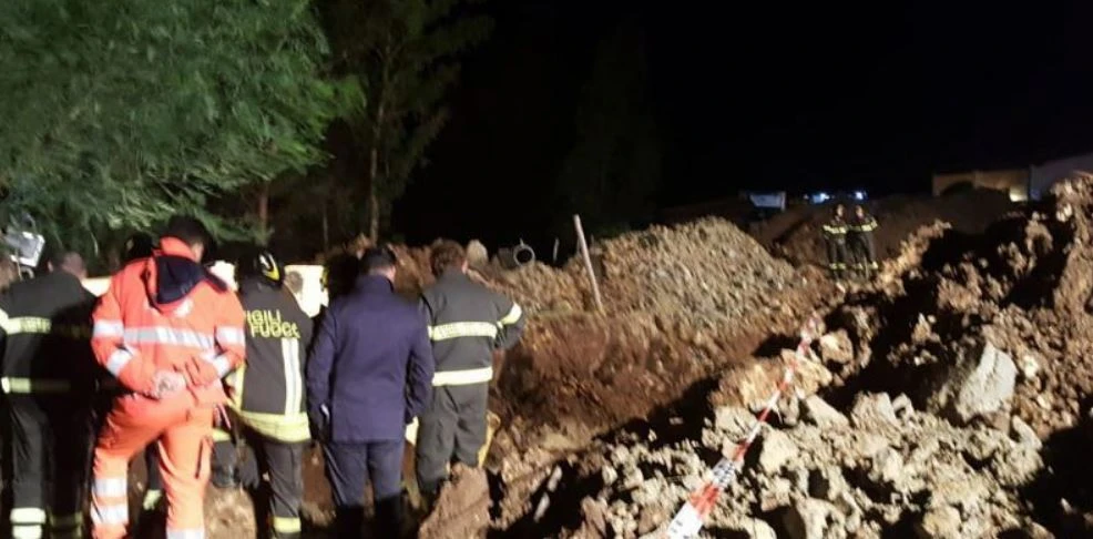 Crotone, quattro morti sepolti sotto una frana: travolti durante il maltempo