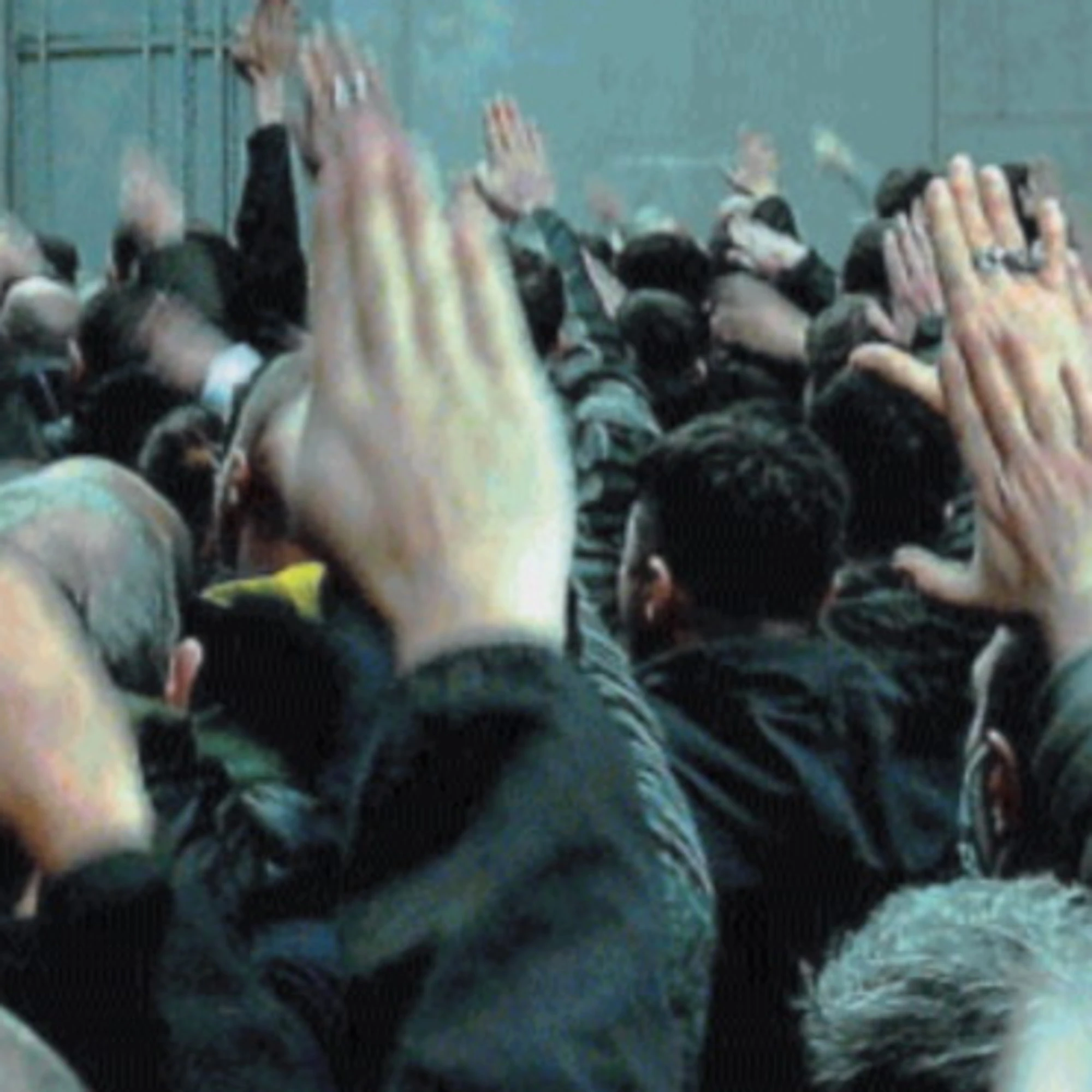 Vietato lavorare se hai fatto saluti romani
