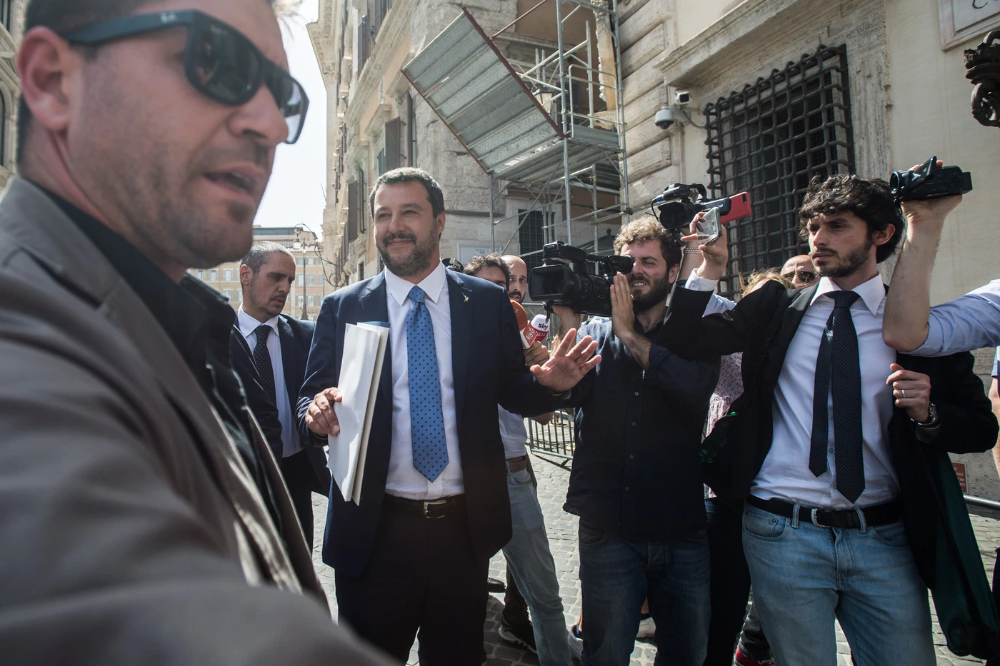 Matteo Salvini, la proposta indecente nello striscione: "Sali, mio marito non c'è"