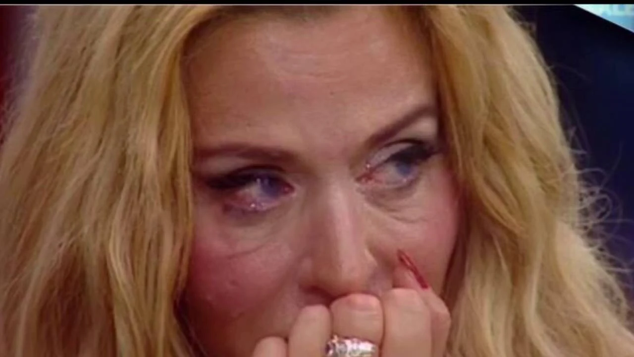Grande Fratello Vip, Valeria Marini in lacrime: "Le botte che presi in passato", il dramma sempre taciuto