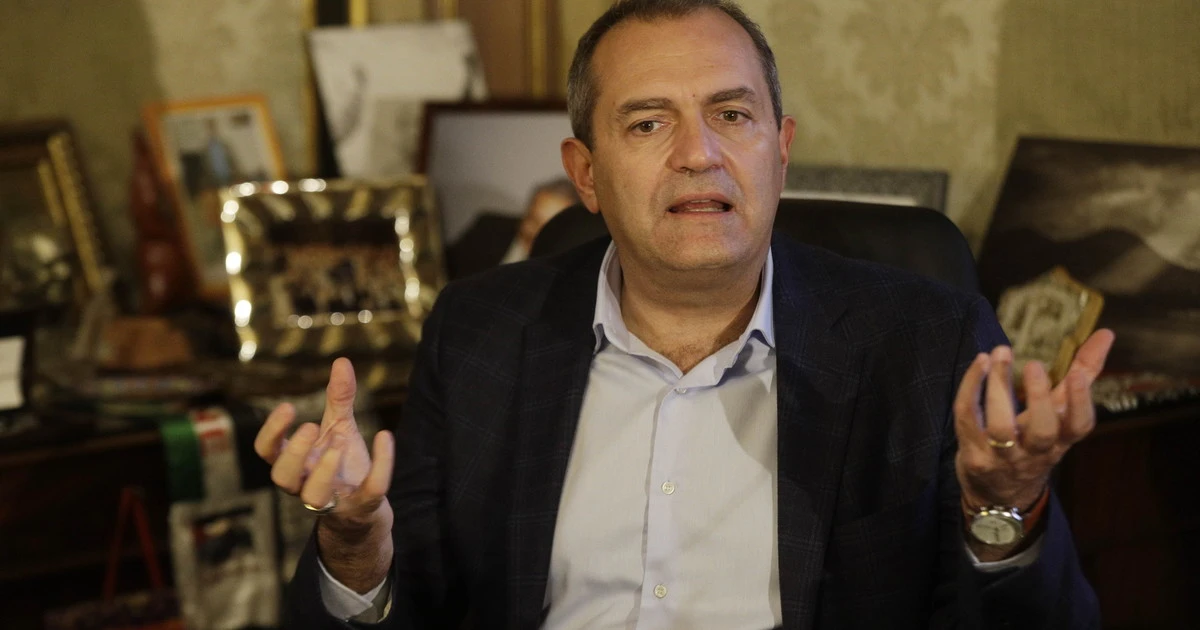 Vincenzo De Luca si vaccina, Luigi De Magistris lo attacca: "Vergognoso abuso di potere"