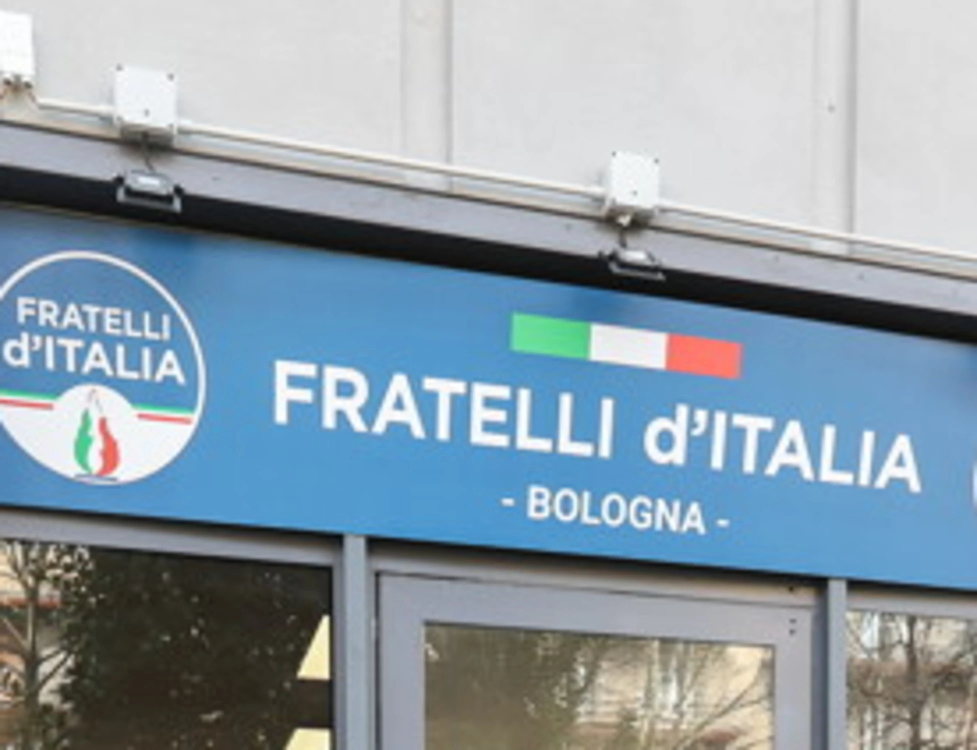 Bologna, orrore contro la sede di FdI: cosa immortalano le telecamere