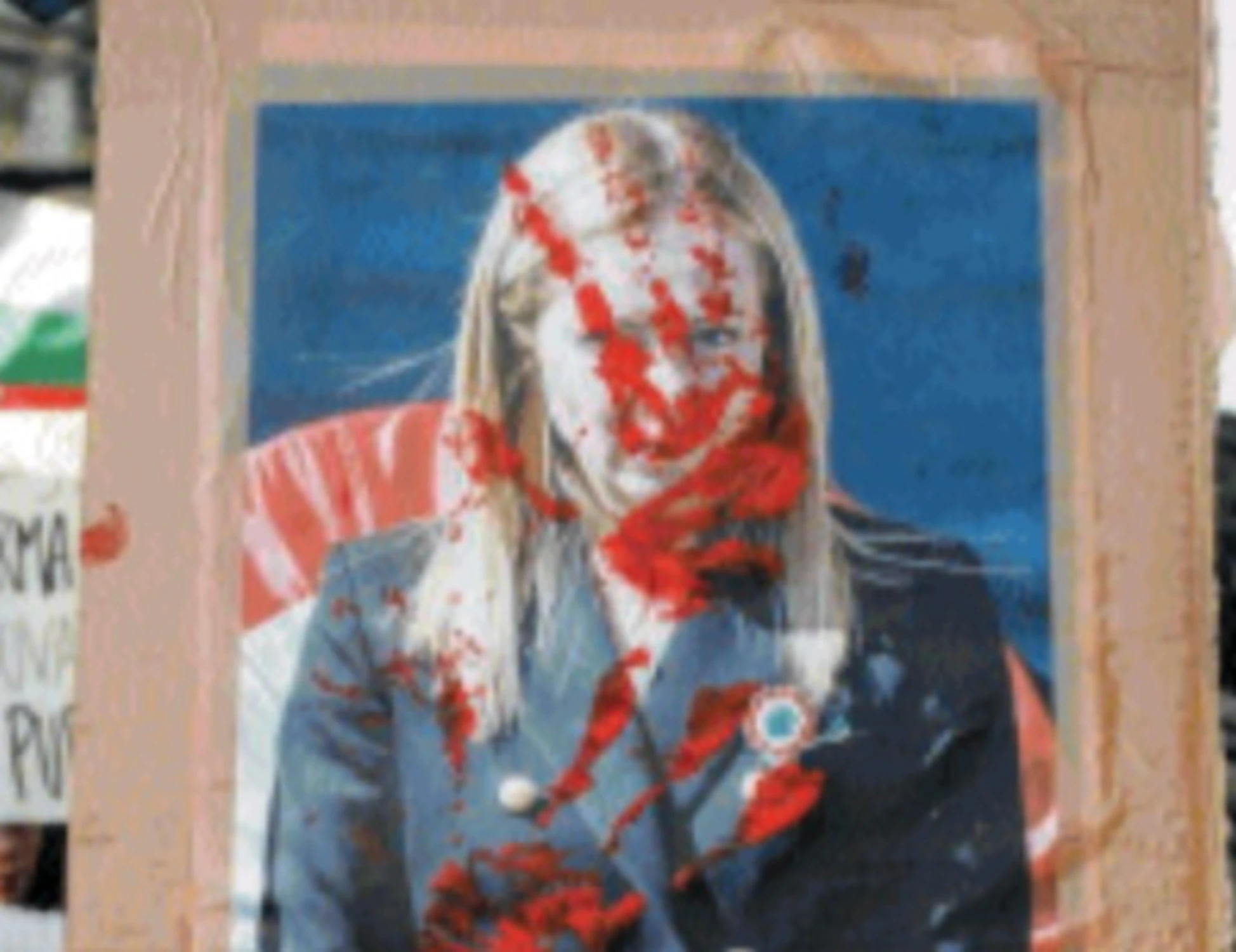 Propaganda a scuola, i racconti degli studenti: "Il prof mi chiama fascio" e le foto della Meloni strappate