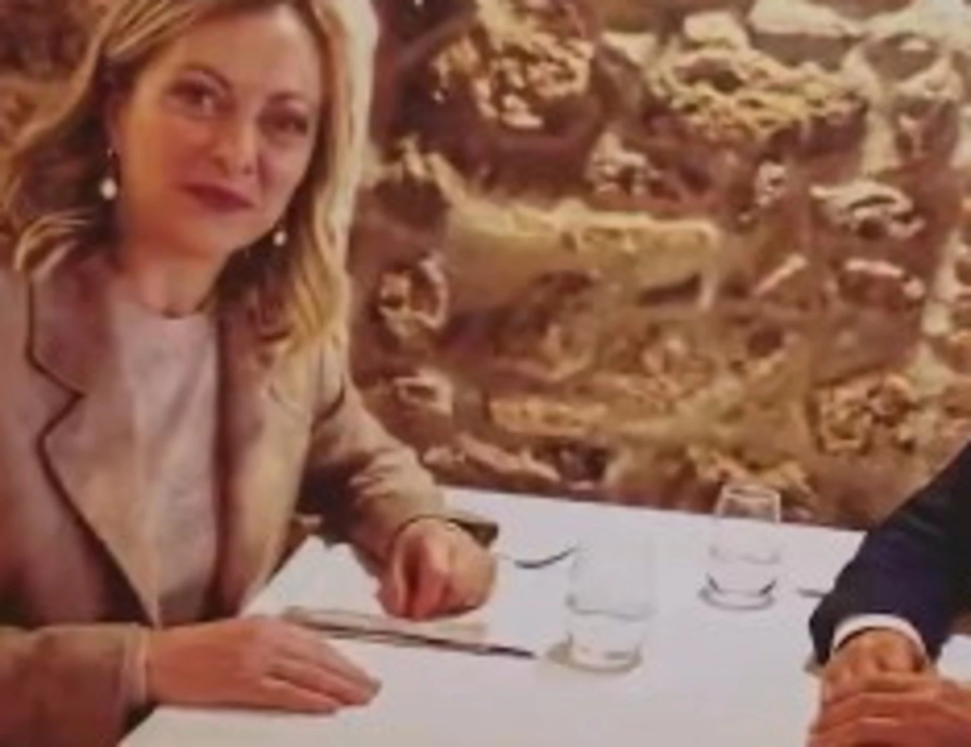 Meloni, clamoroso endorsement: "La rispetto, ha fatto una cosa importante". Chi spunta nella foto