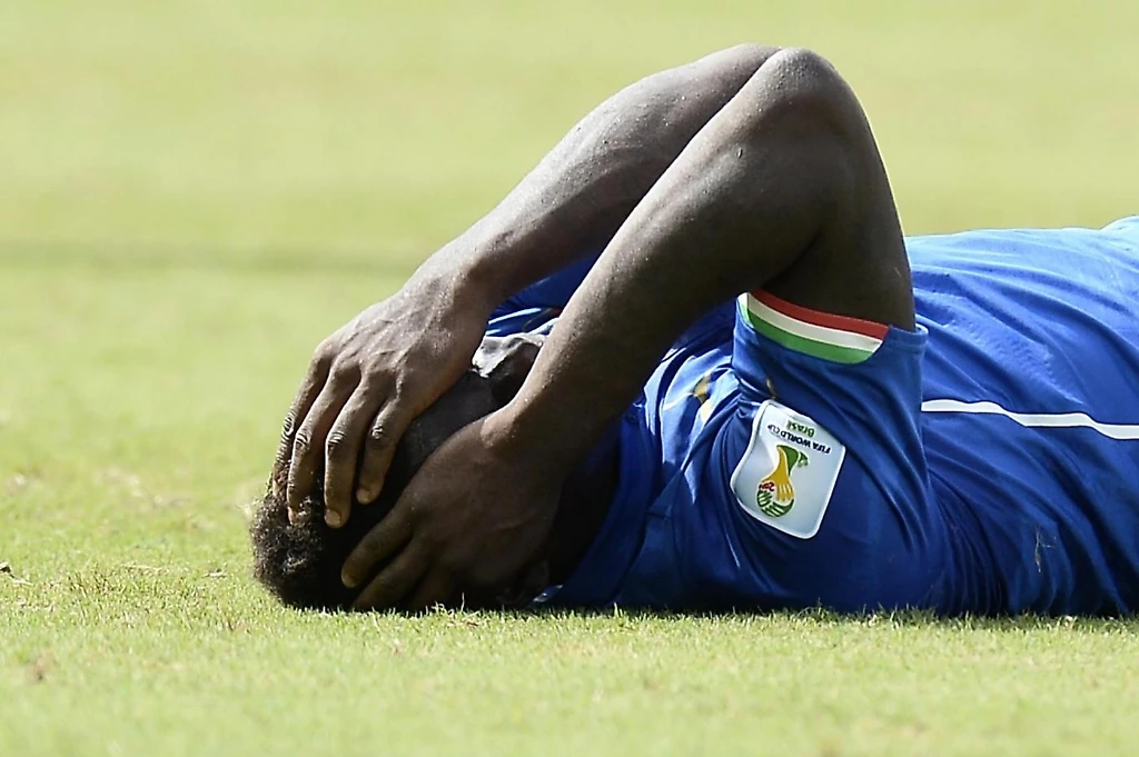 Mario Balotelli, furioso a fine partita: sale sul pullman da solo