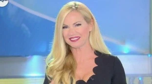 Federica Panicucci, la conduttrice torna in tv con Mattino 5 e ricorda la sua carriera: "Quella volta che piansi per il Festivalbar"