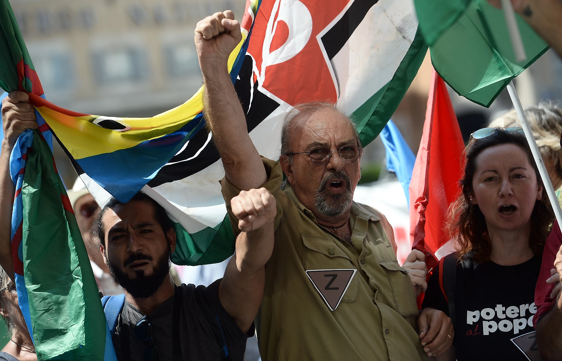 Vauro Senesi kamikaze: "Ti devi dimettere". Clamoroso: il grillino che vuole rovinare sui migranti