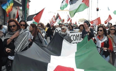 Flotilla, i collettivi rossi sfilano con l'amico di Hamas: ecco chi boicotta l'Italia