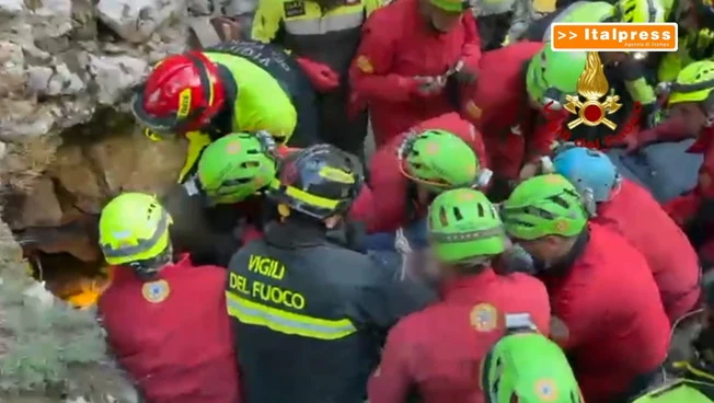 Estratto speleologo bloccato in una grotta in Sardegna, le immagini