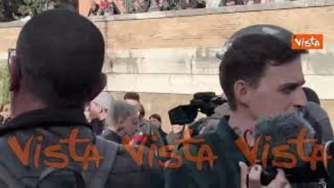 Corteo studenti a Roma, Polizia schierata in tenuta antisommossa, manifestanti gridano "Servi"