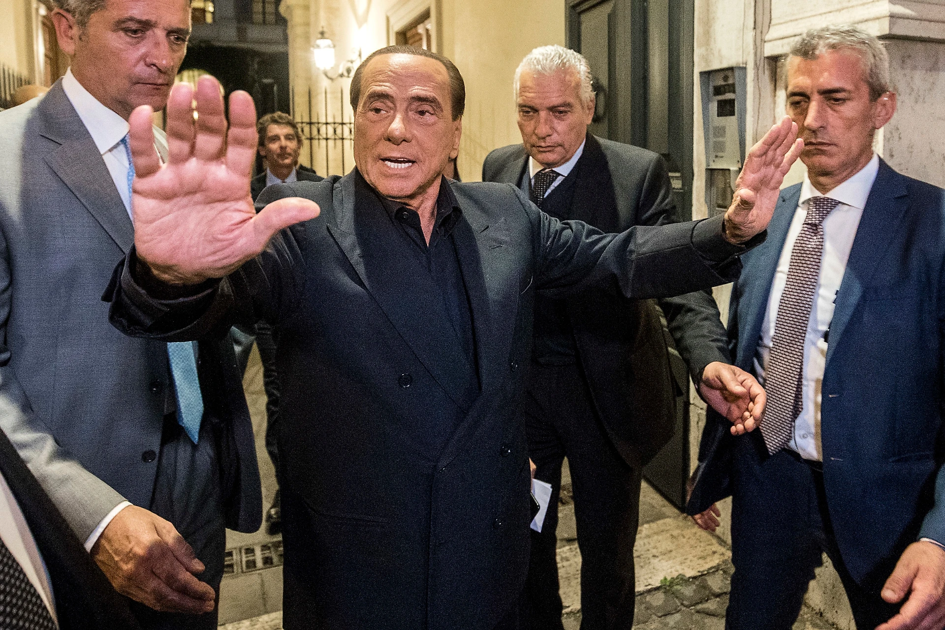 Silvio Berlusconi, il piano per disinnescare Matteo Salvini: "Fanno tutto loro...", ha in mano un sondaggio