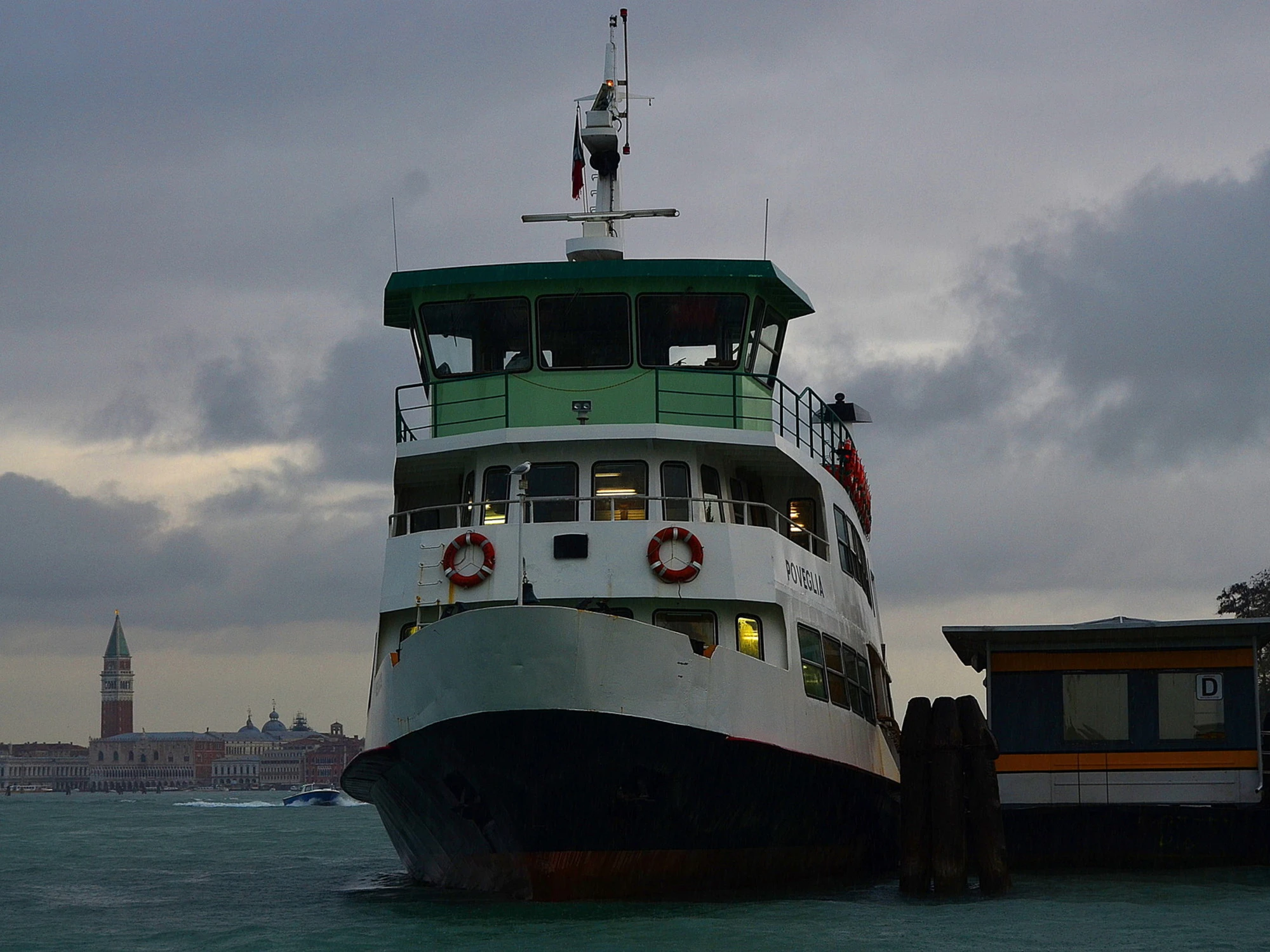 I maranza lo scaraventano in mare mentre pesca: dramma nel Veneziano
