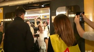 Striscia la Notizia, "mi sputi in faccia": orrore in metro, Staffelli malmenato