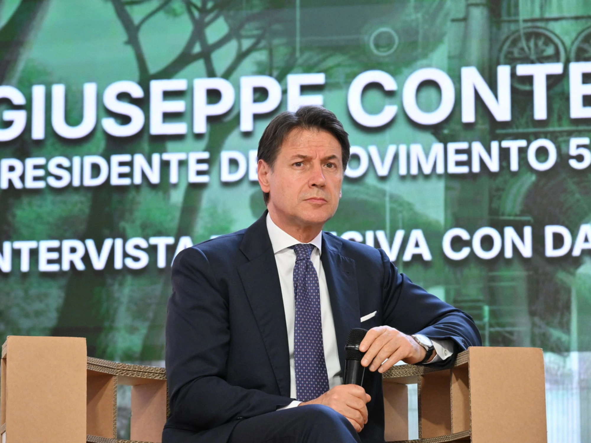 Giuseppe Conte, una fuga ridicola: "Ho votato sì, ma..."