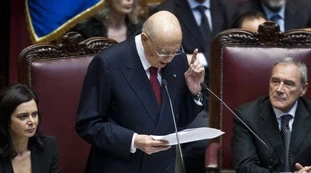 Napolitano, il primo presidente-bis: lacrime in aula e schiaffi ai partiti
