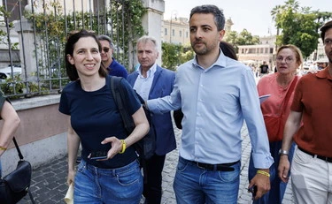 Elly Schlein, il piano per ostacolare Giuseppe Conte: "Marco Furfaro leader del Pd"