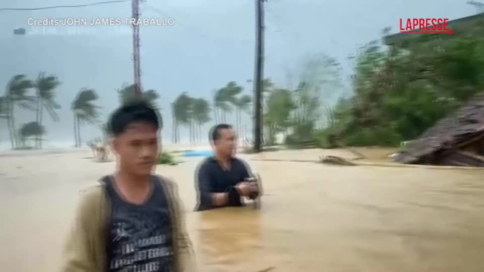 Filippine, il tifone Fung-wong si abbatte sul Paese: le immagini della devastazione