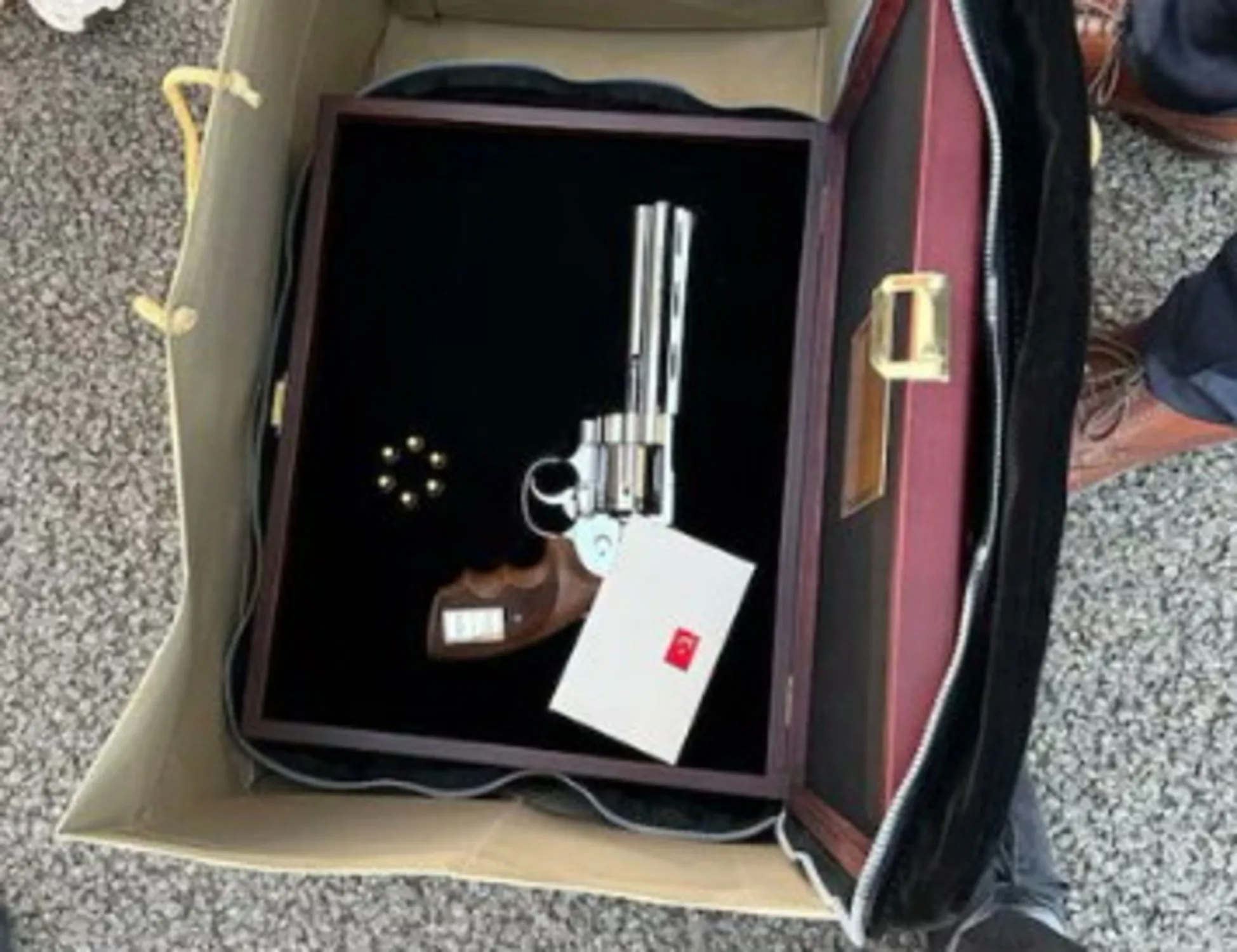 Leggi l'articolo: Erdogan regala una pistola a Meloni: Angello Bonelli la "spara" subito grossa