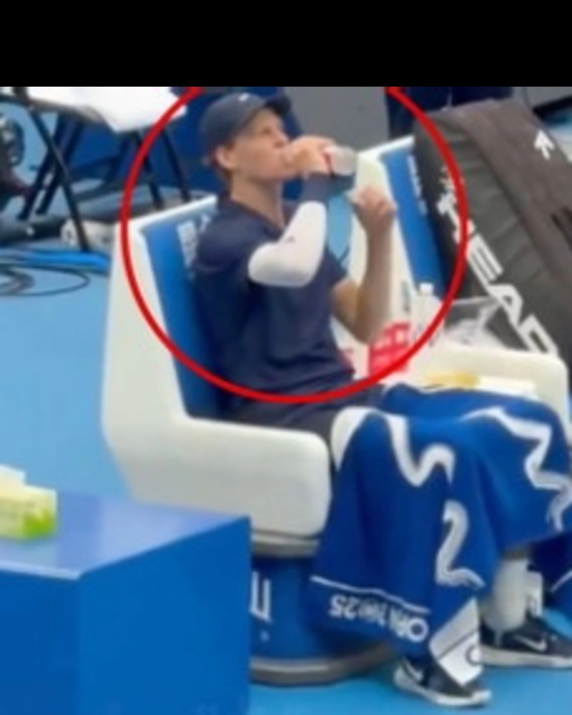 Jannik Sinner, il tarlo: il primo goccio d'acqua di ogni bottiglia...