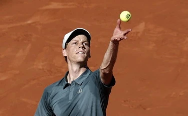 Jannik Sinner, trionfo a Madrid contro Moller: lo batte in due set e vola agli ottavi