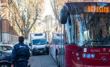 Roma, terrore sul bus: 51enne straniero minaccia passeggeri con coltello e pistola finta