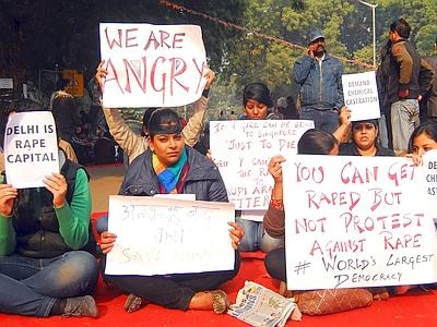 India, 16enne violentata dal vicino di casa: tenta di togliersi la vita dandosi fuoco