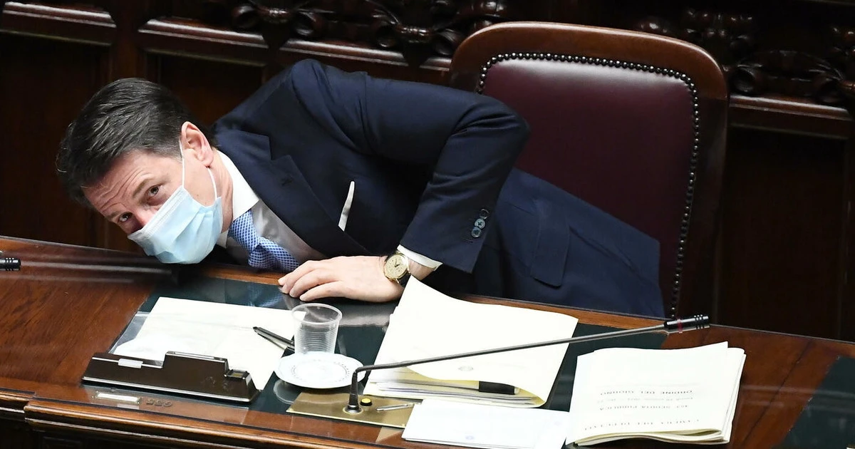 Giuseppe Conte umiliato pure da un commesso. La frase rubata: "Stavolta ti devono votare"