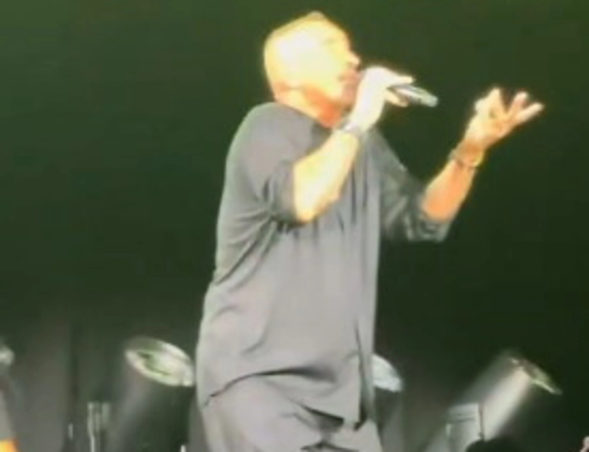 Eros Ramazzotti sbrocca con uno spettatore: "Cosa ti incazz*** con me?"